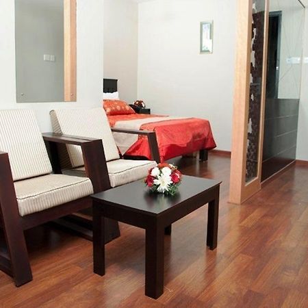 Hotel Blue Chip Kochi Esterno foto